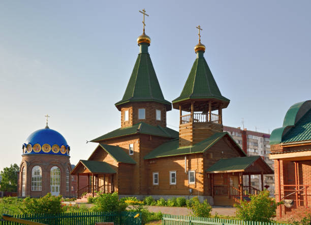 igreja ortodoxa de madeira em novosibirsk - siberia russia russian orthodox orthodox church - fotografias e filmes do acervo