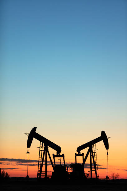 プレーリーオイルポンプジャックスカナダアメリカ - oil industry vertical agriculture ストックフォトと画像