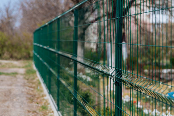 steel grill. green fence with wire. fencing - enclosure imagens e fotografias de stock