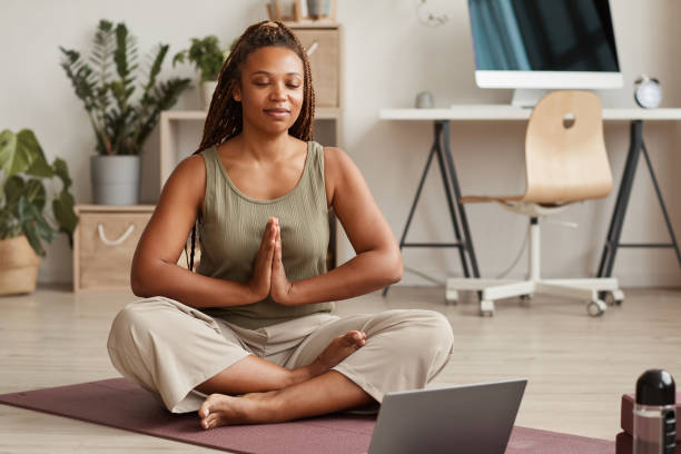 kobieta medytuje w domu - yoga young adult cheerful happiness zdjęcia i obrazy z banku zdjęć