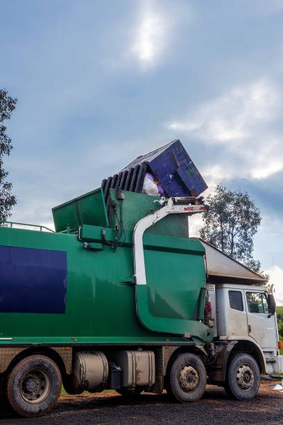 komercyjna śmieciarka - garbage dump vertical outdoors nobody zdjęcia i obrazy z banku zdjęć