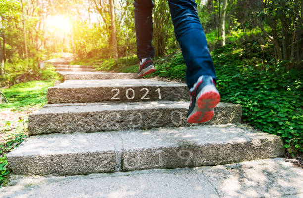 liczba w latach 2019–2021 na kamiennym chodniku - determination running staircase jogging zdjęcia i obrazy z banku zdjęć