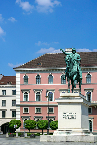 Wittelsbacher Square, equestrian statue of Maximilian, Electoral Prince of Bavaria, Siemens corporate headquarters (back), Munich, Bavaria, Germany, Europe, 28. April 2007