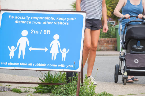 социальный дистанцирование знак пола отображается на улице southwold, великобритания - contamination meter стоковые фото и изображения