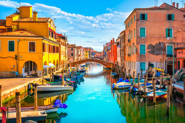 ヴェネツィアのラグーン、水運河、教会のキオッジャの町。ヴェネト(イタリア) - chioggia ストックフォトと画像