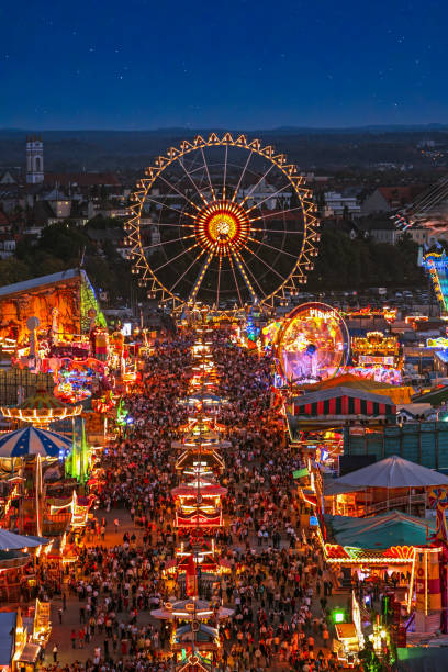 oktoberfest bierfest in münchen - oktoberfest stock-fotos und bilder