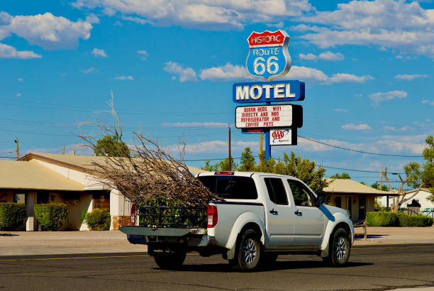 placa "historic route 66 motel", seligman, arizona - route 66 sign hotel retro revival - fotografias e filmes do acervo