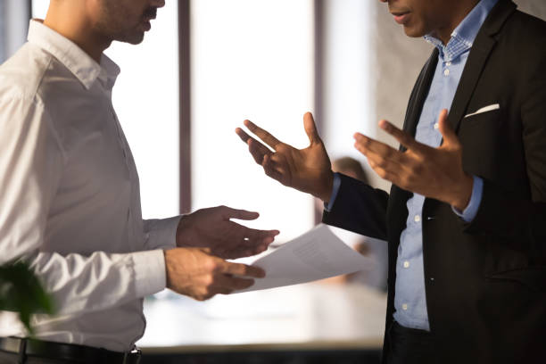 アフリカ系アメリカ人の従業員の仕事に不満を持つエグゼクティブマネージャーをクローズアップ - conflict arguing business manager ストックフォトと画像