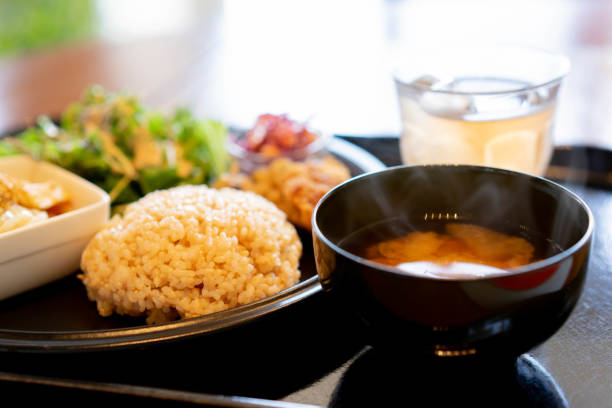 日本のカフェテリアでのベジタリアンランチ。 - cafeteria ストックフォトと画像