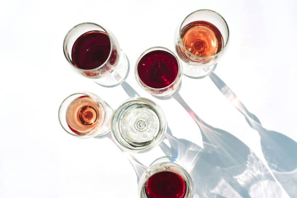 vino di diverse varietà in bicchieri su sfondo bianco. - bottle wine white blank foto e immagini stock