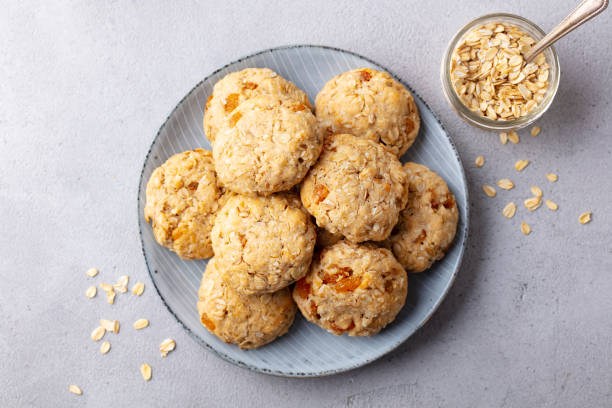 galletas de avena veganas saludables. fondo gris. de cerca. vista superior. - dried apricot close up gourmet dried fruit fotografías e imágenes de stock