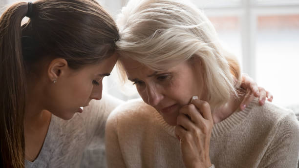 kochająca dorosła córka pociesza płacząc starszą mamę - child grief mourner disappointment zdjęcia i obrazy z banku zdjęć