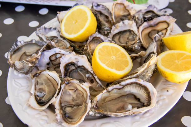 試飲の準備ができている皿の上の中空のカキ - pacific oyster ストックフォトと画像