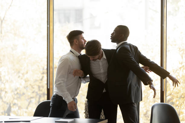 남성 동료는 사무실에서 충돌을 가지고 싸움 - threats men african descent caucasian 뉴스 사진 이미지
