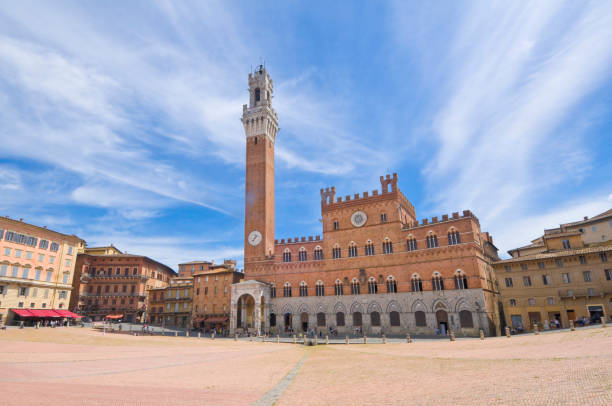 пьяцца-дель-кампо в сиене, тоскана, италия - palazzo pubblico стоковые фото и изображения