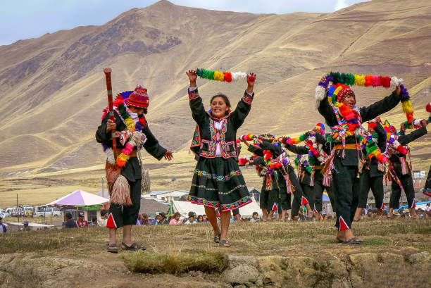 fiestas patrias (fiestas nacionales peruanas) - trajes tipicos del peru fotografías e imágenes de stock