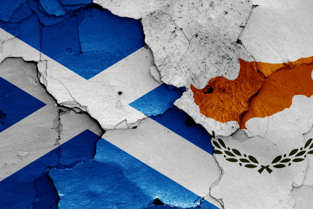 금이 간 벽에 그려진 스코틀랜드와 키프로스의 국기 - scotland cyprus 뉴스 사진 이미지