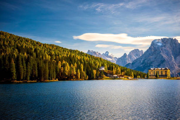 lago misurina, lago misurina en dolomitas, montaña de los dolomitas, auronzo di cadore, belluno, italia - belluno veneto european alps lake fotografías e imágenes de stock