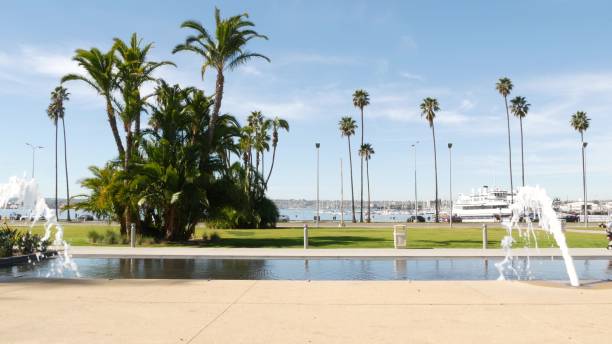 fuente en el parque de la ciudad frente al mar cerca del centro cívico del condado de san diego en el centro de la ciudad, autoridad gubernamental de california, ee. uu. puerto del océano pacífico, embarcadero en el barrio de gaslamp. palmas y hierba ce - day san diego california harbor downtown district fotografías e imágenes de stock