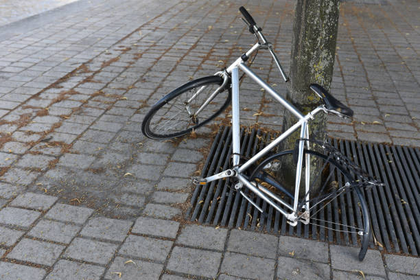 vélo sans roue arrière - bicycle broken old chain photos et images de collection