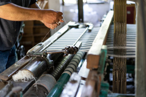 producción textil - weaving machine fotografías e imágenes de stock