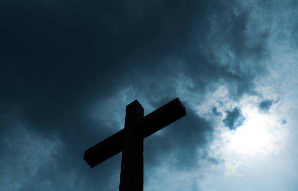 흐린 하늘 아래 종교 십자가 - cross shape cross grave nobody 뉴스 사진 이미지