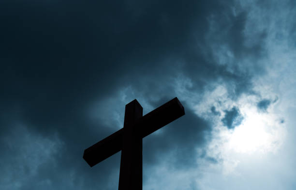 krzyż religijny pod pochmurnym niebem - cross shape cross grave nobody zdjęcia i obrazy z banku zdjęć