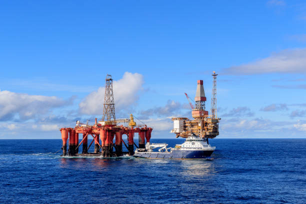 ahts vessel island valiant doing rig move operation for semi submersible rig borgsten dolphin next to dunbar platform. - service rig imagens e fotografias de stock