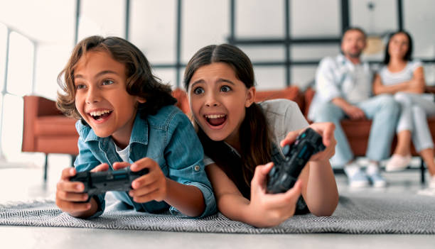 famiglia a casa - teenager video game gamer child foto e immagini stock