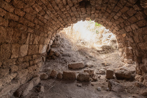 restos de las antiguas ruinas de la fortaleza de kafarlet. era propiedad de los señores de cesarea, luego se convirtió en propiedad de los hospitalarios. capturado por baybars en 1291. cerca de la ciudad de atlit en el norte de israel - cemetery grave military beauty in nature fotografías e imágenes de stock