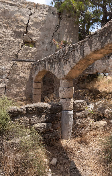 restos de las antiguas ruinas de la fortaleza de kafarlet. era propiedad de los señores de cesarea, luego se convirtió en propiedad de los hospitalarios. capturado por baybars en 1291. cerca de la ciudad de atlit en el norte de israel - cemetery grave military beauty in nature fotografías e imágenes de stock