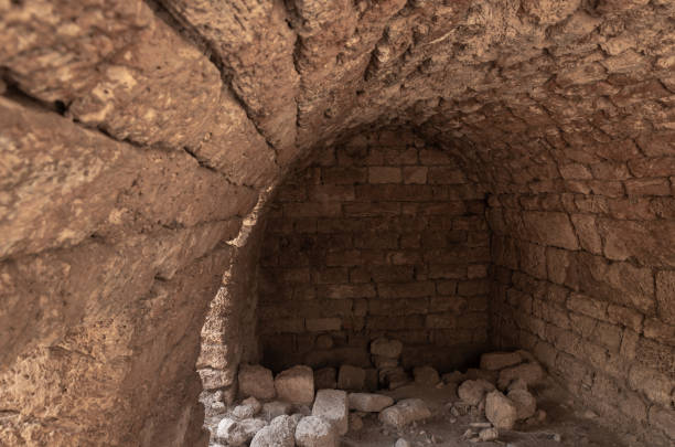 restos de las antiguas ruinas de la fortaleza de kafarlet. era propiedad de los señores de cesarea, luego se convirtió en propiedad de los hospitalarios. capturado por baybars en 1291. cerca de la ciudad de atlit en el norte de israel - cemetery grave military beauty in nature fotografías e imágenes de stock