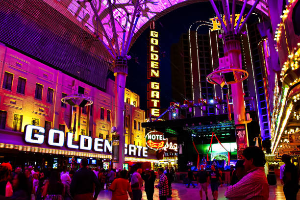 view of the fremont street experience in las vegas - welcome to fabulous las vegas sign fotos imagens e fotografias de stock