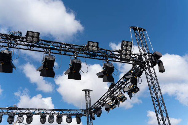 installazione di suoni professionali, luce, pannello led, video e attrezzature sceniche per un concerto. l'apparecchiatura di illuminazione del palco è fissata su una capriata per il sollevamento. casse di volo con cavi. - hardware audio foto e immagini stock