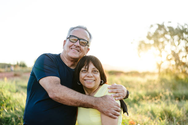 portret uśmiechniętej pary seniorów na farmie - senior adult senior couple happiness couple zdjęcia i obrazy z banku zdjęć