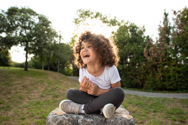 niña de 4 años jugando yoga y meditación. - 4 5 years fotografías e imágenes de stock