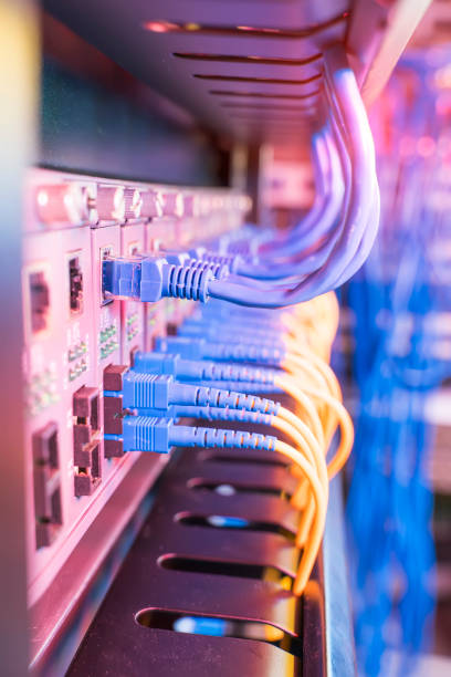 kable światłowodowe i przewody sieciowe utp - it support network server technology security system zdjęcia i obrazy z banku zdjęć