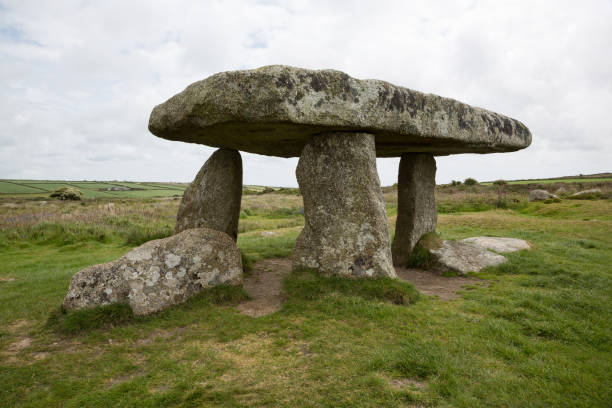 lanyon quoit, un site de dolmen mégalithique avec une pierre de 12 tonnes - dolmen photos et images de collection