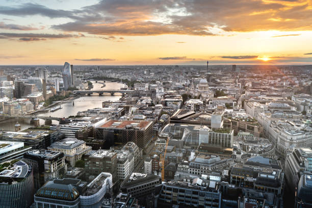 horizon de londres - london england aerial view skyscraper mid air photos et images de collection