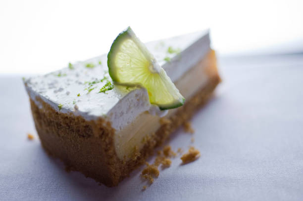 schlüssel limettenkuchen. schlüssel-limonenkuchen mit vanilleeis. desserts. klassische amerikanische oder französische bäckereien oder konditorei favoriten. kekse, schlagsahne, kuchen, schokoladensirupbutter, eier und vanillebohnen. - key lime pie dessert pie pastry stock-fotos und bilder