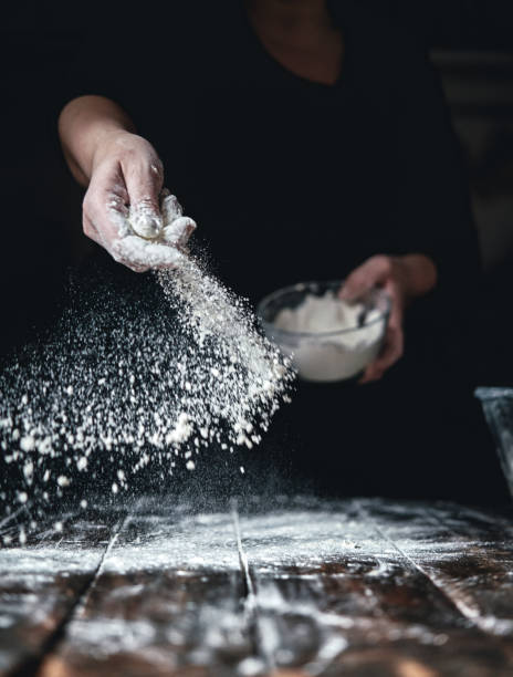 amassando pão com as mãos - dough kneading human hand bread - fotografias e filmes do acervo