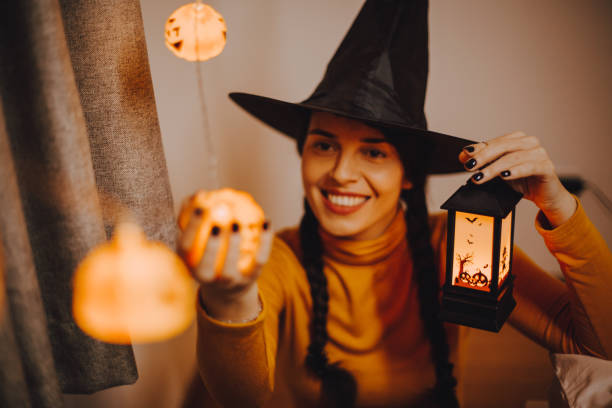 joyeux halloween! - lanterne halloween photos et images de collection