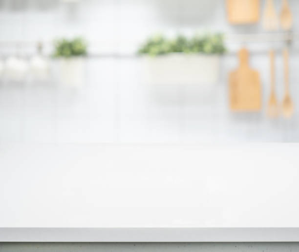 selectieve nadruk/wit houten lijstbovenblad op onduidelijke keukenteller - glas serviesgoed fotos stockfoto's en -beelden
