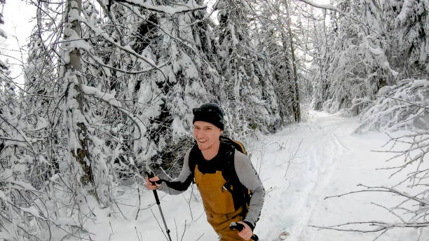 jovem sertanejo esquia pela floresta com neve fresca - telemark skiing skiing ski moving down - fotografias e filmes do acervo