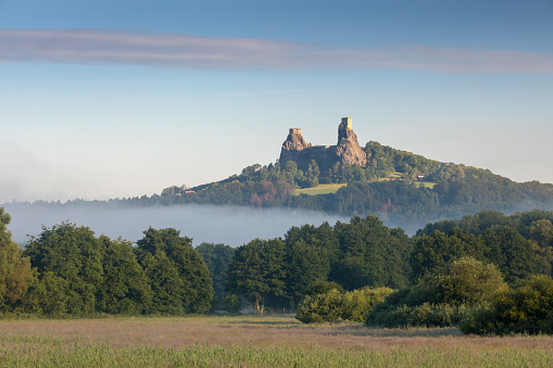 Ruinas del antiguo castillo Trosky en el Paraíso Bohemio, República Checa. Las ruinas consisten en dos torres devastadas en la colina leñosa. Paisaje matutino con ambiente brumoso photo