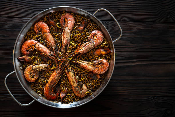 fidegua paella recipe in a pan with shrimp squid and seafood - shrimp pan cooking prepared shrimp imagens e fotografias de stock