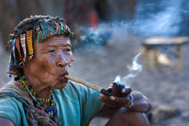 ! pipa humeante kung bushmen - bushman fotografías e imágenes de stock