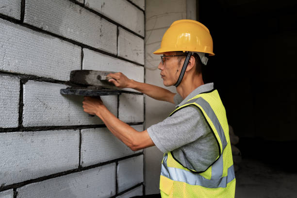 trabajador asiático de construcción masculina de mediana edad en obra - trabajador emigrante fotografías e imágenes de stock