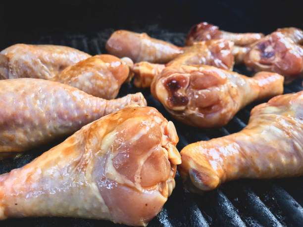 gegrillte hähnchenbeine mit barbecue-sauce - rotisserie chicken oven barbecue stock-fotos und bilder