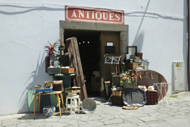 ブラガ(ポルトガル)の骨董品店の入り口 - アンティークショップ ストックフォトと画像